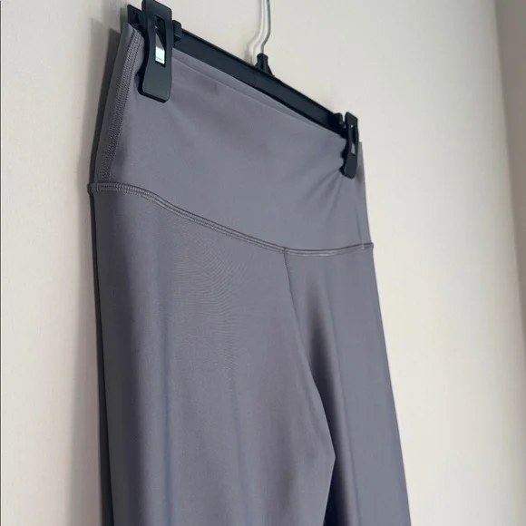 ALO Yoga Airlift High-Waist Leggings in Fog - L - Picture 4 of 6